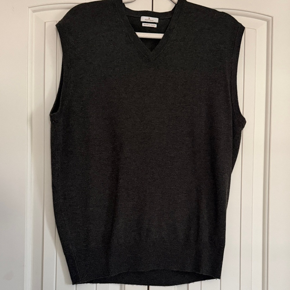 Munro Men's Dark Gray V-Neck Sweater Vest
